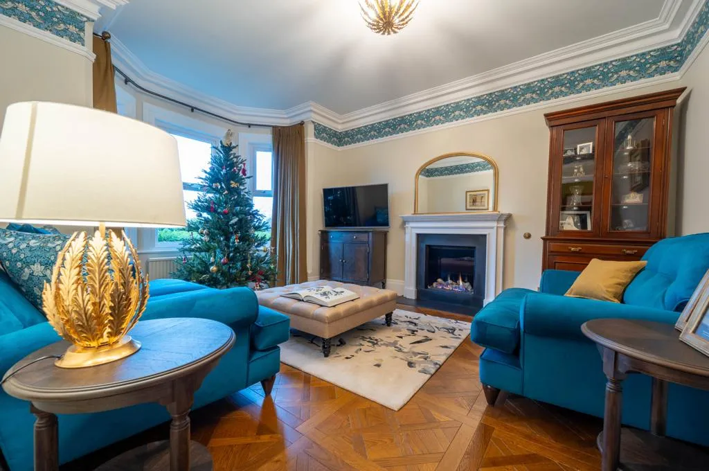 A living room filled with furniture and a fire place.